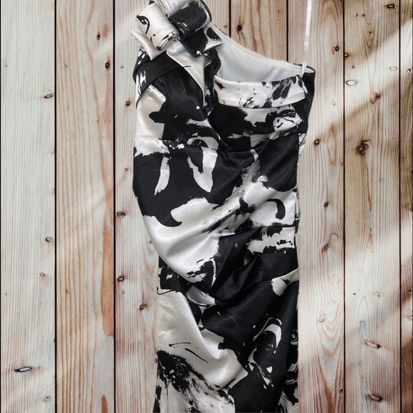 Blondie Nites Black and White Satin One Shoulder Formal Gown. Size 3 - Picture 5 of 12